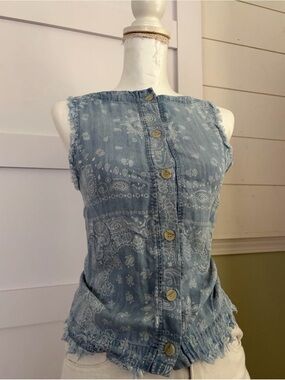 For The Republic Blue Bandana-Print Sleeveless Button Front Muscle Tee